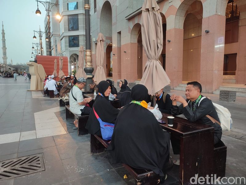 Sensasi Menikmati Gorengan Multikultur di Depan Masjid Nabawi