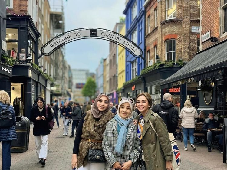 Seru Banget! Masayu Anastasya Kulineran Bareng Keluarga di Inggris