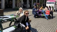 Bersantai di tepi danau menjadi caranya bersantai saat travelling. Tak lupa minuma. segar dipesannya untuk menghalau panas. Foto: Instagram/masayuanastasia