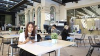 Kafe yang nyaman dengan racikan kopi enak menjadi destinasi saat liburan. Tentunya suasana kafe yang berbeda dengan di Indonesia begitu dinikmati Masayu. Foto: Instagram/masayuanastasia