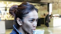 Segelas cappucino jadi pilihan kopi favoritnya. Selagi hangat, Masayu tak ragu langsung menyeruput kopinya. Foto: Instagram/masayuanastasia