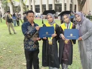 Kompak! Mahasiswa Kembar UGM Ini Lulus Bareng Plus Cum Laude