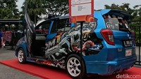 Tampak samping Sigra menggunakan pintu Lambo Door, keren nggak? Foto: Hafizh