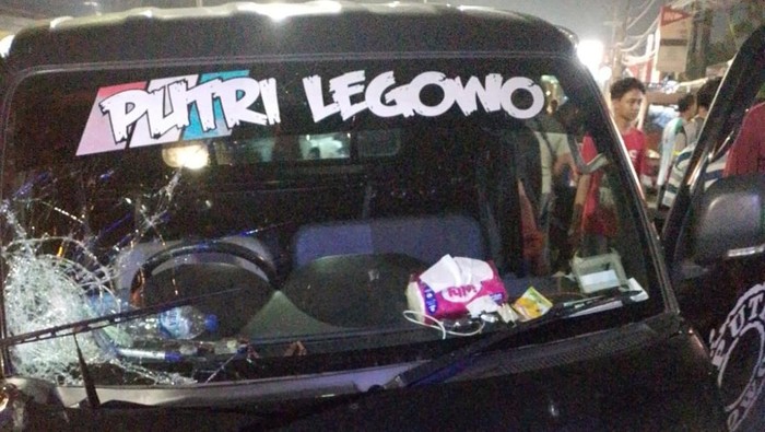 Mobil pikap yang menabrak tiga pejalan kaki dan mobil di Semarang.