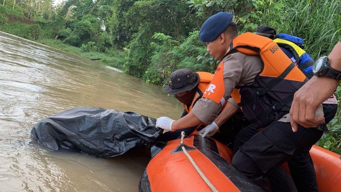 Tim SAR gabungan menemukan bocah yang terseret arus di Sungai Walanae Soppeng.