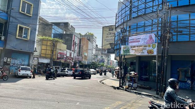 Spanduk kampanye yang bikin polusi visual di Bandung