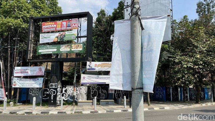 Spanduk kampanye yang bikin polusi visual di Bandung