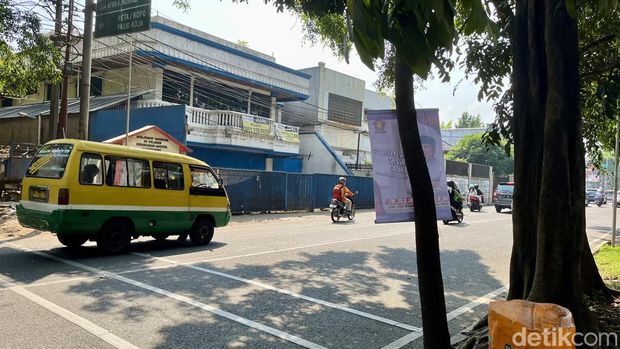 Spanduk kampanye yang bikin polusi visual di Bandung