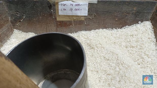 Stok beras aman di sejumlah kios beras daerah DKI Jakarta, Selasa (4/6/2024). (CNBC Indonesia/Martyasari)