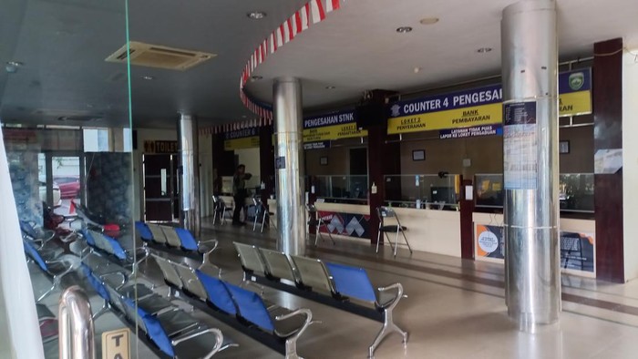 Suasana di Samsat Palembang tutup karena listrik padam.
