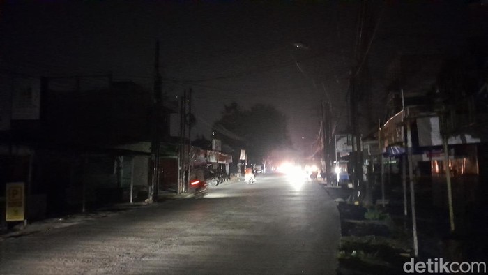 Suasana listrik padam di Jalan Karya Jaya, Medan Johor (Nizar Aldi/detikSumut)