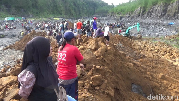 Tanah longsor di Pronojiwo, Lumajang menimpa 4 penambang pasir dan 2 truk.