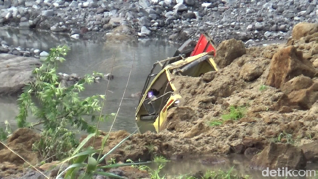 Tanah longsor di Pronojiwo, Lumajang menimpa 4 penambang pasir dan 2 truk.