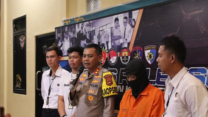 Tersangka pemerkosaan anak hingga melahirkan saat diamankan di kantor polisi
