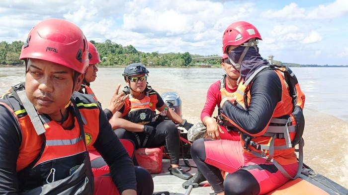 Tim SAR Gabungan melakukan pencarian korban tenggelam di Banyuasin.