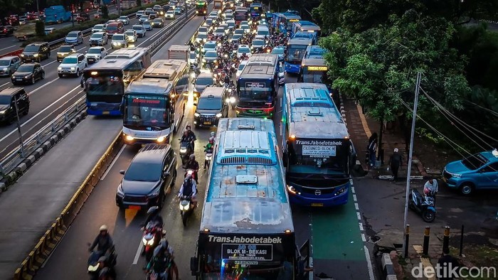 Lalu-lintas Jalan Gatot Subroto arah Kuningan, Jakarta, tersendat, Selasa (4/6/2024) pukul 17.30 WIB. Salah satu penyebab lalin macet karena bus TransJabodetabek yang ngetem.