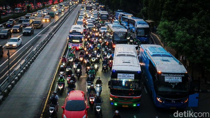 Lalu-lintas Jalan Gatot Subroto arah Kuningan, Jakarta, tersendat, Selasa (4/6/2024) pukul 17.30 WIB. Salah satu penyebab lalin macet karena bus TransJabodetabek yang ngetem.