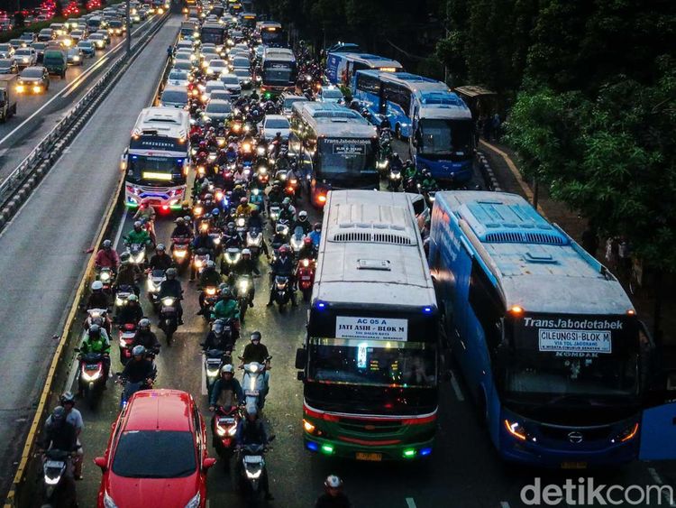 TransJabodetabek Ngetem, Lalin Gatsu Arah Kuningan Tersendat