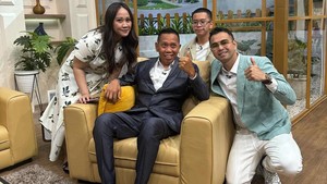 Tukul Arwana semringah didampingi dua anaknya, Vita (kanan) dan Zhovan (di belakang Tukul). Foto: dok. Instagram Raffi Nagita