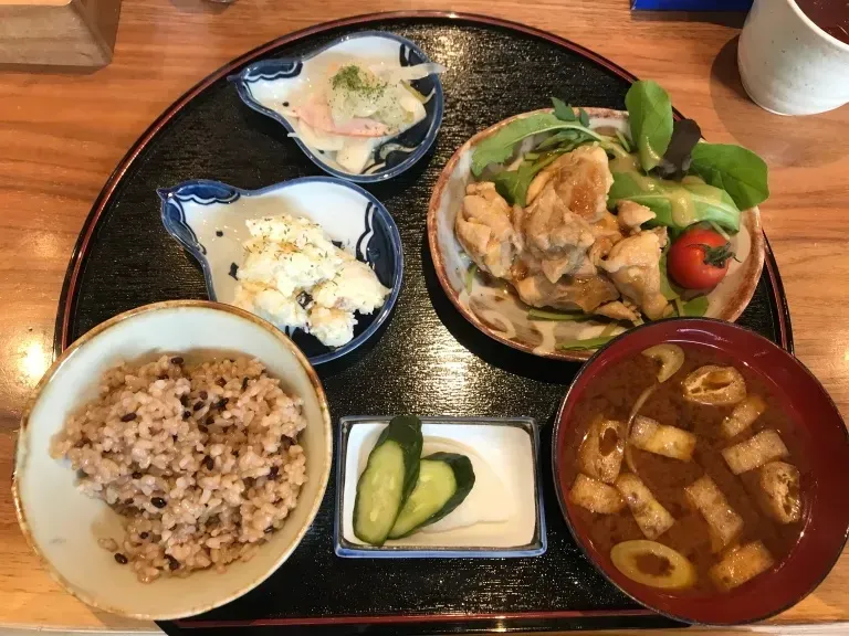 Unik! Menu di Resto Ini Buatan Para Nenek dengan Resep Andalannya