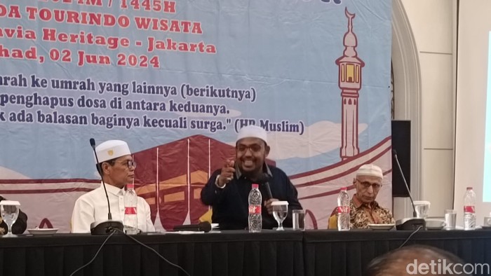 Ustaz Fikri Thoriq dalam acara manasik haji jemaah Aida Tourindo Wisata di Tavia Heritage Hotel, Jakarta pada Minggu (2/6/2024).