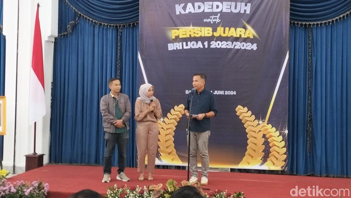 Vivi (tengah) pemilik mobil pelat B yang dirusak oknum Bobotoh