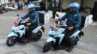 Polisi mengendarai sepeda motor Samsat Dugi Kelurahan (Samsat Dulur) menuju kantor Kelurahan Tanah Kalikedinding usai peluncurannya di Kantor Samsat Surabaya Utara, Surabaya, Jawa Timur, Selasa (4/6/2024).