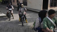 Sumini mengatakan taktik sederhana yang digunakan perempuan, dibandingkan dengan konfrontasi kasar, lebih efektif dalam membuat masyarakat mengubah kebiasaan mereka. Mereka tidak membawa senjata, kecuali pisau besar yang mereka gunakan untuk membelah hutan bila diperlukan, namun tidak menunjukkan rasa takut akan keselamatan mereka sendiri. Kekerasan di hutan hampir tidak pernah terjadi, dan jumlah penjaga biasanya melebihi jumlah yang mereka temui. Para perempuan tersebut tidak mempunyai wewenang untuk menangkap orang, namun dapat melaporkan mereka kepada pihak berwenang.