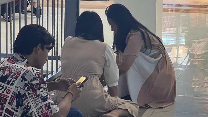 Kota Bengkulu mengalami pemadaman listrik. Sehingga banyak warga yang menyerbu mal untuk sekadar mengecas HP.
