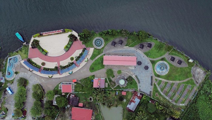 Nelayan melintas di kawasan objek wisata Linggai Park, di tepian Danau Maninjau, Agam, Sumatera Barat, Selasa (4/6/2024). Linggai Park yang berada di Nagari Koto Duo itu merupakan destinasi yang menawarkan konsep wisata keluarga dengan fasilitas lengkap untuk bermain anak-anak.  ANTARA FOTO/Iggoy el Fitra/rwa.