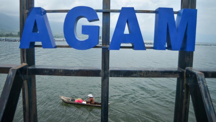 Nelayan melintas di kawasan objek wisata Linggai Park, di tepian Danau Maninjau, Agam, Sumatera Barat, Selasa (4/6/2024). Linggai Park yang berada di Nagari Koto Duo itu merupakan destinasi yang menawarkan konsep wisata keluarga dengan fasilitas lengkap untuk bermain anak-anak.  ANTARA FOTO/Iggoy el Fitra/rwa.