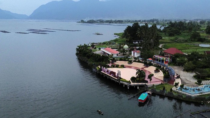 Nelayan melintas di kawasan objek wisata Linggai Park, di tepian Danau Maninjau, Agam, Sumatera Barat, Selasa (4/6/2024). Linggai Park yang berada di Nagari Koto Duo itu merupakan destinasi yang menawarkan konsep wisata keluarga dengan fasilitas lengkap untuk bermain anak-anak.  ANTARA FOTO/Iggoy el Fitra/rwa.