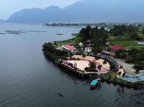 Syahdunya Wisata Keluarga di Tepian Danau Maninjau
