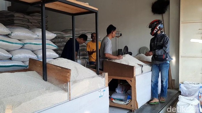 Aktivitas pedagang beras di  Pasar Induk Cikurubuk Tasikmalaya