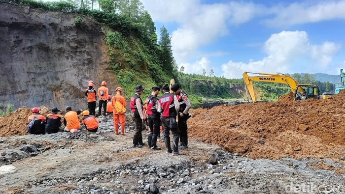 Alat berat dikerahkan mencari penambang pasir yang tertimbun longsor di Lumajang