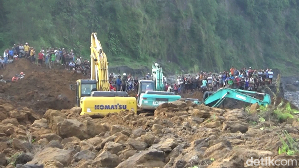 Pencarian 3 Penambang  Tertimbun Longsor di Lumajang
