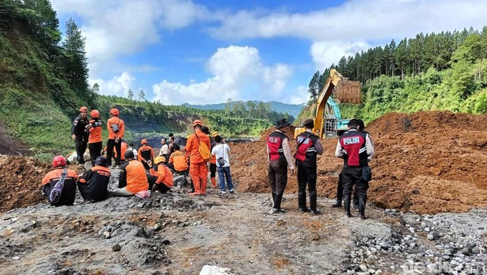 Alat berat dikerahkan mencari penambang pasir yang tertimbun longsor di Lumajang Alat berat dikerahkan mencari penambang pasir yang tertimbun longsor di Lumajang