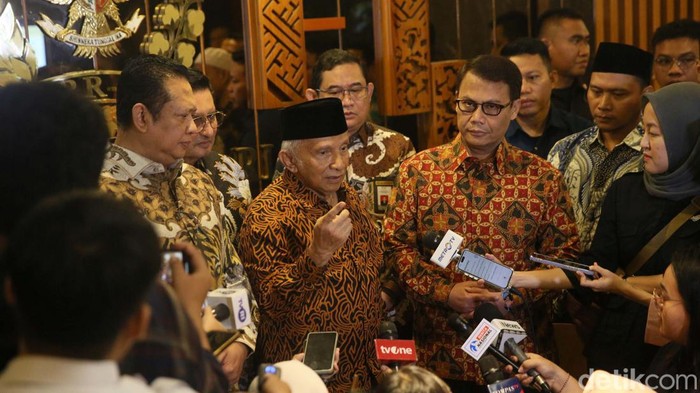 Amien Rais mendatangi kompleks parlemen Senayan, Jakarta Pusat, Rabu (5/6/2024). Ia menemui pimpinan MPR RI.