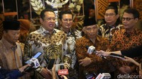 Sebenarnya ini pelanggaran, harusnya kita yang berkunjung ke Pak Amien, tapi Pak Amien katakan Saya yang akan datang ke MPR, kata Bamsoet. 