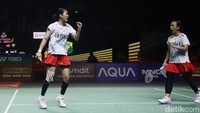 Pada gim kedua, ganda China masih terlalu perkasa. Unggulan ketiga turnamen itu menang 21-12, dan memastikan ke babak berikutnya.