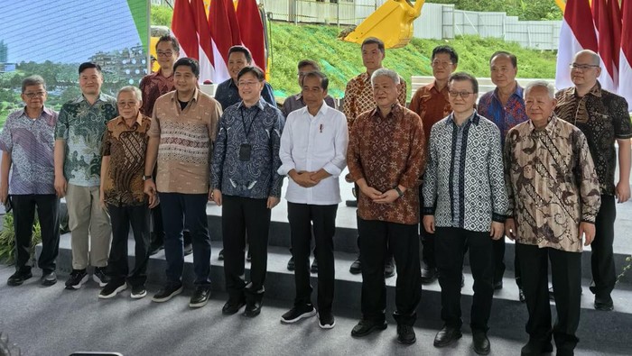 Anggota konsorsium pengusaha pembangun Hotel Nusantara Maruarar Sirait bersama Presiden Jokowi saat berkunjung di IKN.