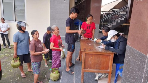 Warga saat membeli LPG 3 kg di salah satu operasi pasar yang digelar di Bali pada Rabu (5/6/2024).