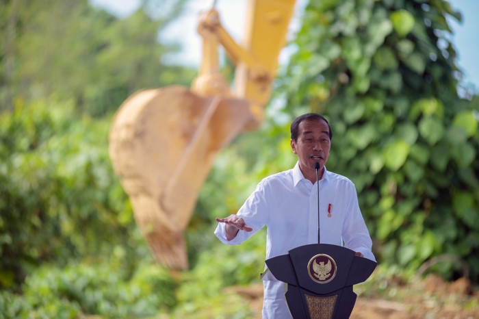 Presiden RI Joko Widodo (tengah) didampingi Direktur Utama PT Bank Tabungan Negara (Persero) Tbk, Nixon LP Napitupulu (kedua dari kanan), Menteri Sekretaris Negara, Pratikno (kanan), Pj Gubernur Kalimantan Timur, Akmal Malik (kedua dari kiri) dan Menteri Pekerjaan Umum dan Perumahan Rakyat, Basuki Hadimuljono (kiri) menekan tombol sirene untuk menandakan proses Groundbreaking pembangunan Gedung BTN di Ibu Kota Nusantara, Kalimantan Timur.  Pembangunan Gedung BTN  yang berkonsep “Housing and Beyond”  di IKN diapresiasi Presiden karena BTN diharapkan dapat mendukung percepatan transformasi ekonomi di IKN dan sekitarnya.