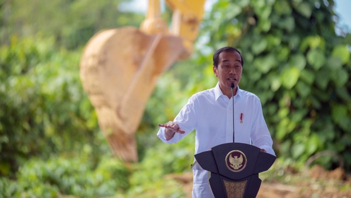 Apresiasi Presiden untuk BTN Ikut Bangun Masa Depan Bangsa di IKN Presiden RI Joko Widodo (tengah) didampingi Direktur Utama PT Bank Tabungan Negara (Persero) Tbk, Nixon LP Napitupulu (kedua dari kanan), Menteri Sekretaris Negara, Pratikno (kanan), Pj Gubernur Kalimantan Timur, Akmal Malik (kedua dari kiri) dan Menteri Pekerjaan Umum dan Perumahan Rakyat, Basuki Hadimuljono (kiri) menekan tombol sirene untuk menandakan proses Groundbreaking pembangunan Gedung BTN di Ibu Kota Nusantara, Kalimantan Timur. Pembangunan Gedung BTN yang berkonsep “Housing and Beyond” di IKN diapresiasi Presiden karena BTN diharapkan dapat mendukung percepatan transformasi ekonomi di IKN dan sekitarnya.