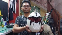 Cosplayer khususnya di Kota Malang pasti tak asing dengan nama Ars Ramdha Imanda Indra Yahya. Pria 35 tahun itu memang tak asing karena pemilik usaha pembuatan cosplay bernama Ars Creative Studio.