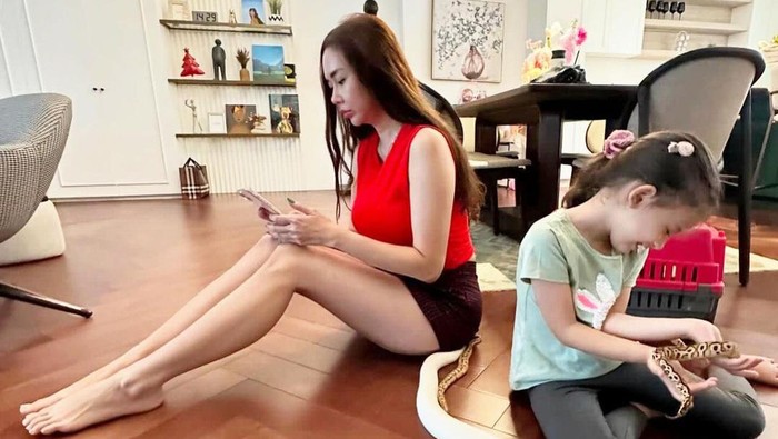 Aura Kasih bermain dengan Arabella dan ular peliharaan mereka.