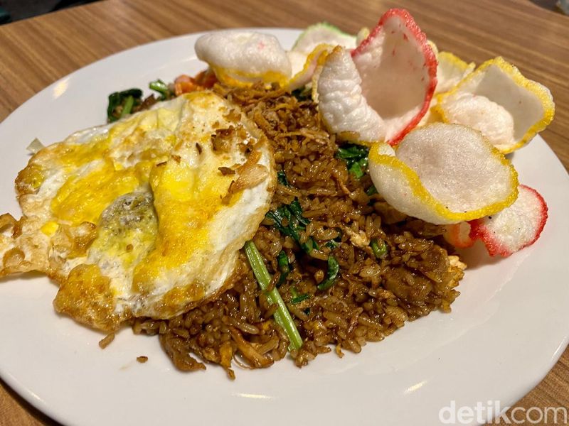 Ayam Tjap Banteng : Gurih Harum! Ayam Goreng Berempah Legendaris 66 Tahun