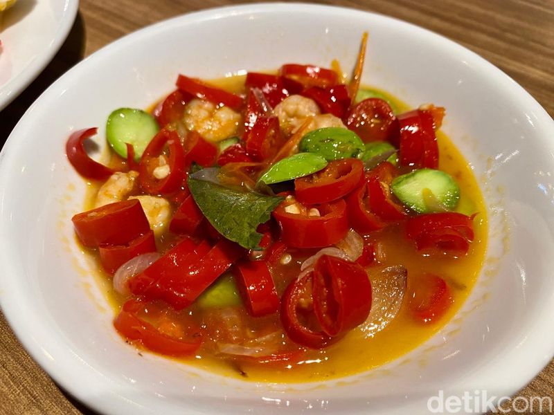 Ayam Tjap Banteng : Gurih Harum! Ayam Goreng Berempah Legendaris 66 Tahun