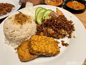 Ayam Tjap Banteng : Gurih Harum! Ayam Goreng Berempah Legendaris 66 Tahun