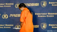 R menyerahkan diri ke polisi usai video viral tersebut. R saat ini telah ditetapkan sebagai tersangka dan ditahan di Polda Metro Jaya.  